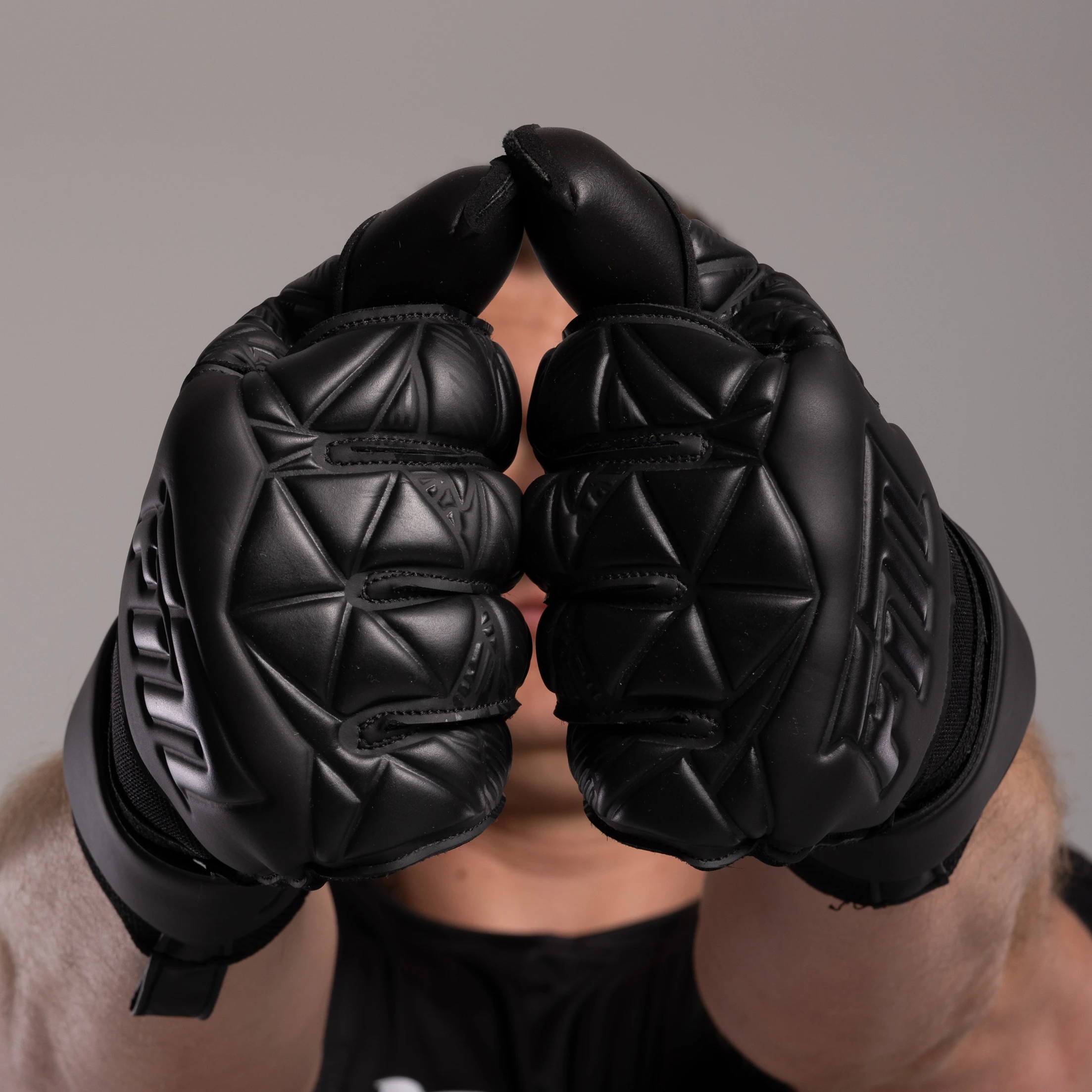 Invictus X ALL BLACK 8/9